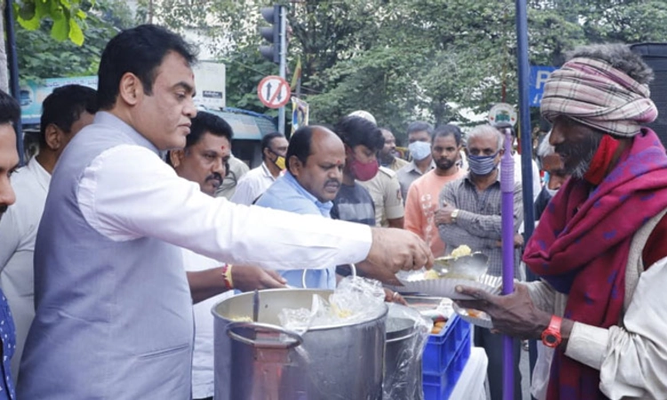 ಪುನೀತ್ ಸ್ಮರಣೆ: ಅನ್ನಸಂತರ್ಪಣೆಯಲ್ಲಿ ಭಾಗಿಯಾದ ಸಚಿವ ಅಶ್ವತ್ಥನಾರಾಯಣ