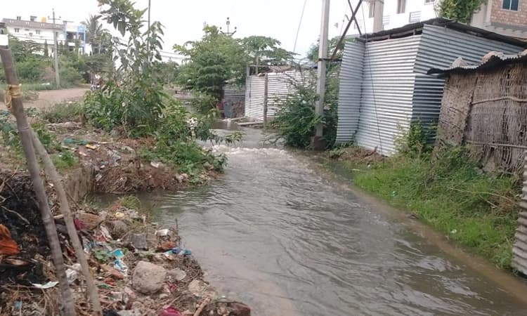 ರೈತರ ಜಮೀನುಗಳಿಗೆ ನಗರದ ತ್ಯಾಜ್ಯ