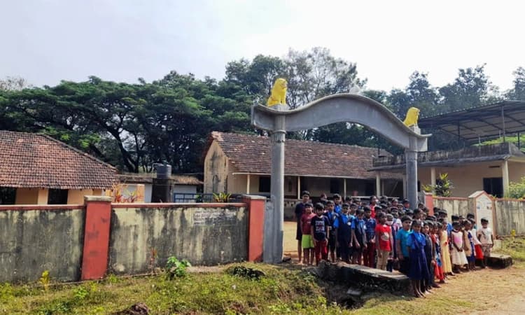 ಸರ್ಕಾರಿ ಶಾಲೆ ಜಾಗ; ಕಂದಾಯ ಇಲಾಖೆಯಿಂದಲೇ ಪರಭಾರೆ!