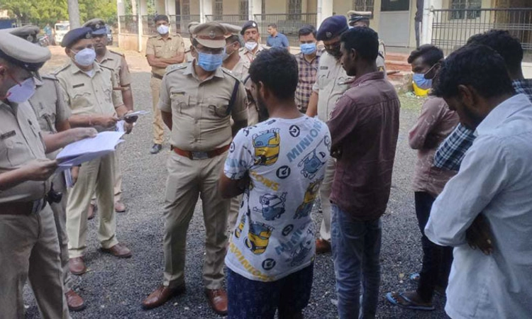 ರೌಡಿಗಳ ಮನೆ ಮೇಲೆ ದಾಳಿ; ಪರೇಡ್‌
