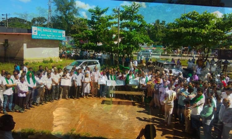 ಬ್ರಹ್ಮಾವರ : ಭತ್ತಕ್ಕೆ ಕನಿಷ್ಠ ಬೆಂಬಲ ಬೆಲೆಗೆ ಆಗ್ರಹಿಸಿ ಹೆದ್ದಾರಿ ತಡೆದು ರೈತರ ಪ್ರತಿಭಟನೆ