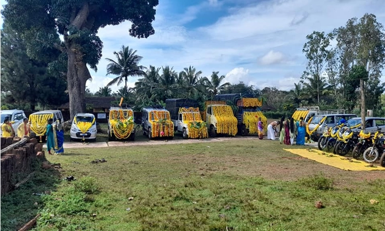 ವರ್ಷದಲ್ಲಿ ಒಂದಕ್ಕೆರಡು ವಾಹನಗಳ ಏರಿಕೆ; ಕರೂರಿನಲ್ಲಿ ವಾಹನಗಳ ಪೂಜೆ