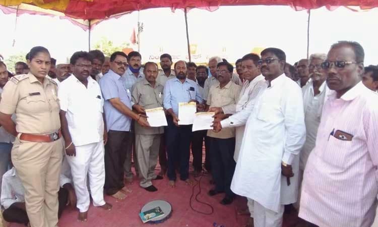 ಸೌಲಭ್ಯಗಳಿಗಾಗಿ ಕುಡಕಿ ಗ್ರಾಮಸ್ಥರ ಪ್ರತಿಭಟನೆ