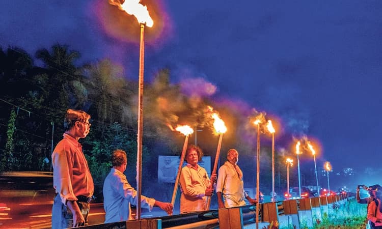 ಬೀದಿದೀಪ ಅಳವಡಿಸುವಂತೆ ಆಗ್ರಹಿಸಿ ದೊಂದಿ ಬೆಳಕಿನ ಪ್ರತಿಭಟನೆ