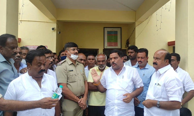 ಪಟ್ಟಣ ಪಂಚಾಯಿತಿ ಚುನಾವಣೆಯಲ್ಲಿ ಮತ ಹಾಕಬೇಕಿದ್ದ ಕಾಂಗ್ರೆಸ್ ಕಾರ್ಯಕರ್ತರ ಕಿಡ್ನ್ಯಾಪ್