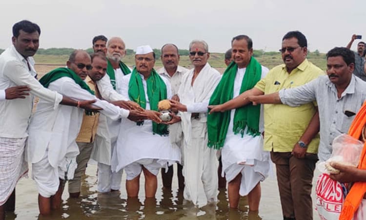 ಯುಪಿ ರೈತರ ಚಿತಾಭಸ್ಮ ಕೃಷ್ಣಾ ನದಿಯಲ್ಲಿ ವಿಸರ್ಜನೆ