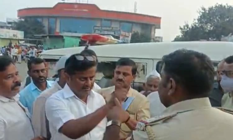 ಸಿಂದಗಿ ಉಪಚುನಾವಣೆ ಹಿನ್ನೆಲೆ : ಪುರಸಭೆ ಅಧ್ಯಕ್ಷ ಹಾಗೂ ಪಿಎಸ್‌ಐ ನಡುವೆ ಮಾತಿನ ಚಕಮಕಿ