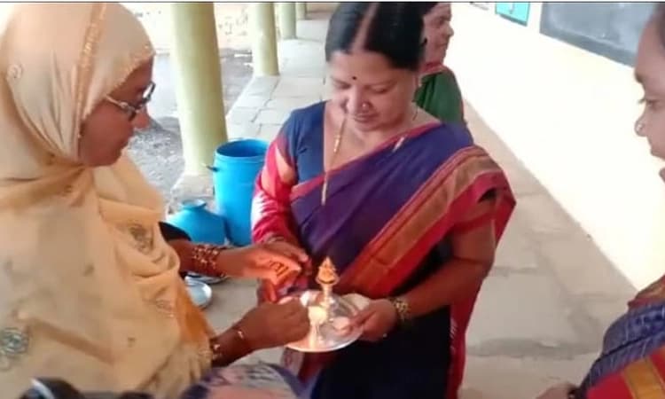 ಸಿಂದಗಿ ಉಪಚುನಾವಣೆ: ಬಿಜೆಪಿ ಅಭ್ಯರ್ಥಿ ಕುಟುಂಬದ ಮಹಿಳೆಯರಿಂದ ಮತಗಟ್ಟೆಗೆ ಪೂಜೆ