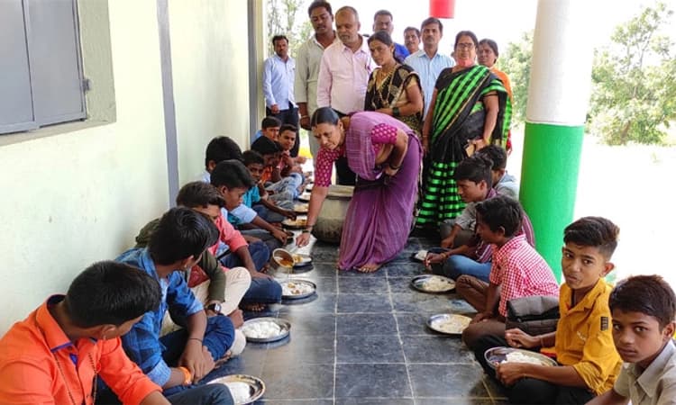 ಊಟಕ್ಕಾಗಿ 1ಕಿ.ಮೀ ನಡೆಯುತ್ತಿದ್ದ ಮಕ್ಕಳು: ಕೊನೆಗೂ ಬಂತು ಬಿಸಿಯೂಟ