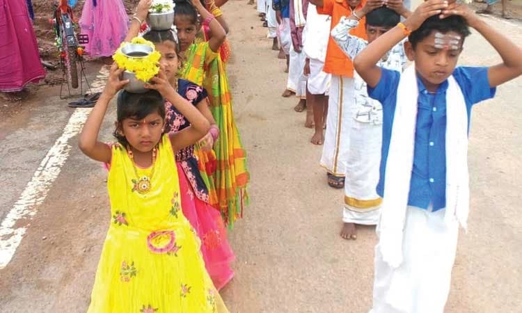 ಕಳಶ ಹೊತ್ತು ಶಾಲೆಗೆ ಬಂದ ಚಿಣ್ಣರು   