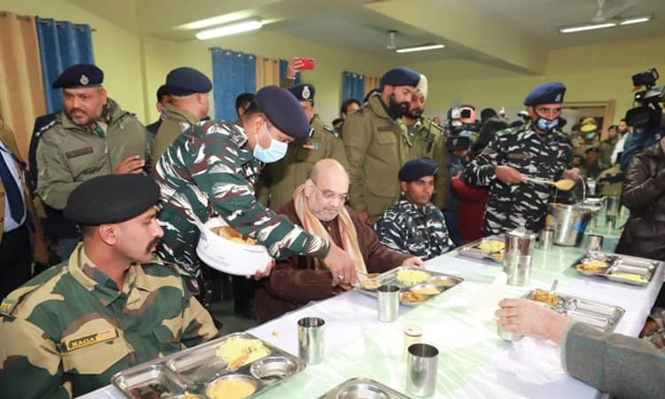 2019ರಲ್ಲಿ ದಾಳಿಯಾಗಿದ್ದ ಪುಲ್ವಾಮಾ ಸಿಆರ್ ಪಿಎಫ್ ಕ್ಯಾಂಪಸ್ ನಲ್ಲಿ ರಾತ್ರಿ ಕಳೆದ ಅಮಿತ್ ಶಾ