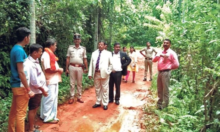 ಶಾಲಾ ಮಕ್ಕಳಿಂದ ರಸ್ತೆ ದುರಸ್ತಿ: ನ್ಯಾಯಾಧೀಶರ ಭೇಟಿ: ದುರಸ್ತಿಗೆ ಸೂಚನೆ