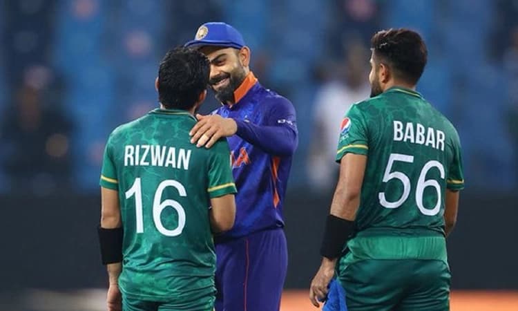 ಪಾಕ್ ವಿರುದ್ಧ ಸೋಲಿನ ನಡುವೆಯೂ ಕ್ರೀಡಾ ಸ್ಫೂರ್ತಿ ಮೆರೆದ ಕೊಹ್ಲಿ, ಧೋನಿ