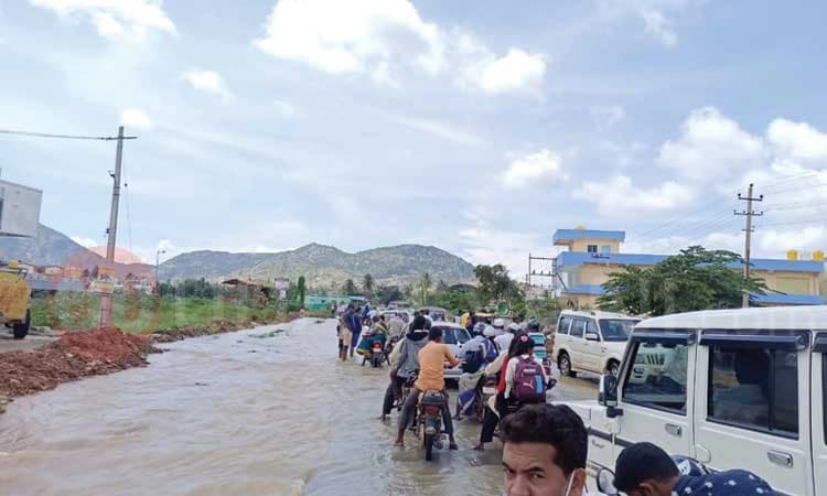 ಚಿಕ್ಕಬಳ್ಳಾಪುರ ಭಾರೀ ಮಳೆ: ಹಲವು ಬಡಾವಣೆ ಜಲಾವೃತ; ವಾಹನ ಸವಾರರ ಪರದಾಟ