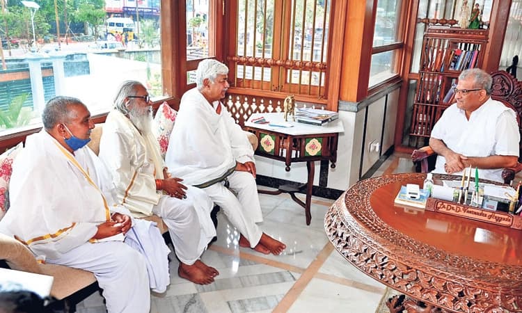 ದೇಗುಲ ಹಣ ಹಿಂದೂ ಸಮಾಜೋದ್ಧಾರಕ್ಕಿರಲಿ