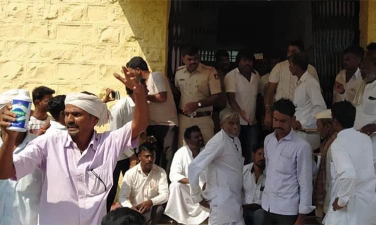 ವಿದ್ಯುತ್ ಕೊಡದಿದ್ದರೆ ಕ್ರಿಮಿನಾಶಕ ಸೇವಿಸಿ ಕಚೇರಿ ಎದುರು ಆತ್ಮಹತ್ಯೆ