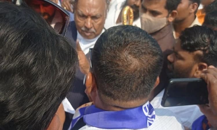 ಸಚಿವ ಈಶ್ವರಪ್ಪಗೆ ಘೇರಾವ್‌: ಗುತ್ತಿಗೆದಾರ ವಿರುದ್ದ ಕ್ರಮಕ್ಕೆ ಆಗ್ರಹ