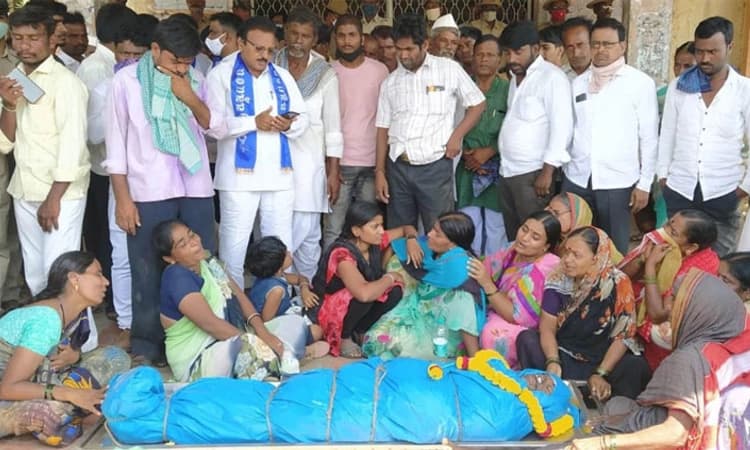 ಸಿಂದಗಿ: ತಹಶೀಲ್ದಾರ್ ಕಚೇರಿ ಎದುರು ಶವವಿಟ್ಟು ಪ್ರತಿಭಟನೆ