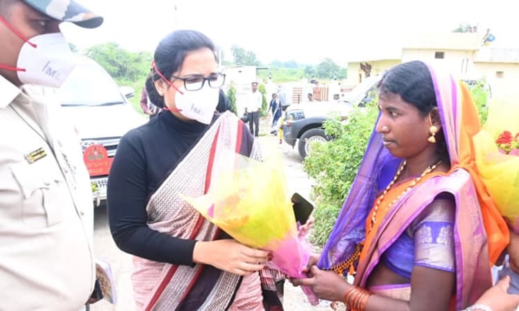 ಭೂಕಂಪನ ಭಯಗ್ರಸ್ತ ಹೊಸಳ್ಳಿ-ಹೆಚ್ ನಲ್ಲಿ ಕಲಬುರಗಿ ಡಿಸಿ ವಿ.ವಿ. ಜ್ಯೋತ್ಸ್ನಾ ಗ್ರಾಮವಾಸ್ತವ್ಯ