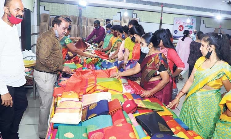 ನವರಾತ್ರಿ ಪ್ರಯುಕ್ತ ಡೊಂಬಿವಲಿಯಲ್ಲಿ  ಸೀರೆಗಳ ವಿಶೇಷ ಪ್ರದರ್ಶನ, ಮಾರಾಟ