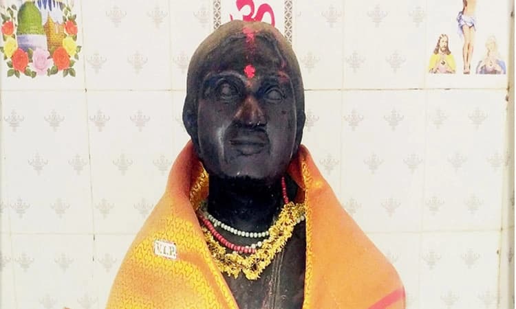 ದಿವಂಗತ ತಾಯಿಯ ಮೂರ್ತಿಗೆ ನಿತ್ಯವು ಪುತ್ರಿಯ ನಮನ