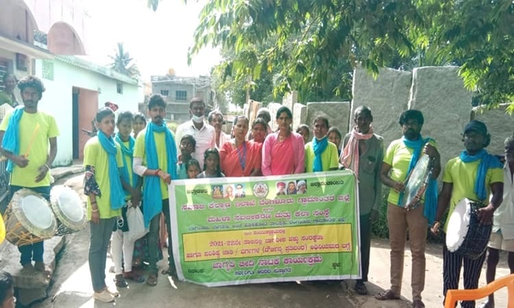 ಸೌಲಭ್ಯ ಪಡೆಯಲು ಬೀದಿನಾಟಕದಿಂದ ಜಾಗೃತಿ ಅಭಿಯಾನ