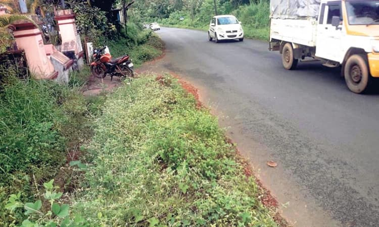 ಚರಂಡಿ ಕಾಮಗಾರಿ ಮಣ್ಣು ರಸ್ತೆಗೆ; ಸಂಚಾರ ಸಮಸ್ಯೆ
