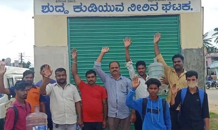 ಕೆಟ್ಟು ನಿಂತ ಶುದ್ಧ ನೀರಿನ ಘಟಕ: ಸಾಂಕೇತಿಕ ಪ್ರತಿಭಟನೆ ನಡೆಸಿ ಗ್ರಾಮಸ್ಥರ ಅಕ್ರೋಶ