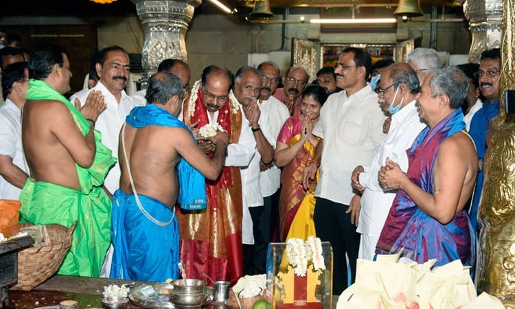 ರೈತರ ಮೇಲೆ ಸವಾರಿ ಆರಂಭಿಸಿದ ಬಿಜೆಪಿ ಸರಕಾರ : ವೀರಪ್ಪ ಮೊಯ್ಲಿ