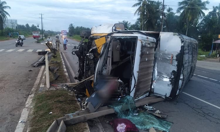 ಚಾಲಕನ ನಿಯಂತ್ರಣ ತಪ್ಪಿ ಡಿವೈಡರ್ ಗೆ ಢಿಕ್ಕಿ ಹೊಡೆದ  ಕೊರಿಯರ್ ಸರ್ವಿಸ್ ವಾಹನ