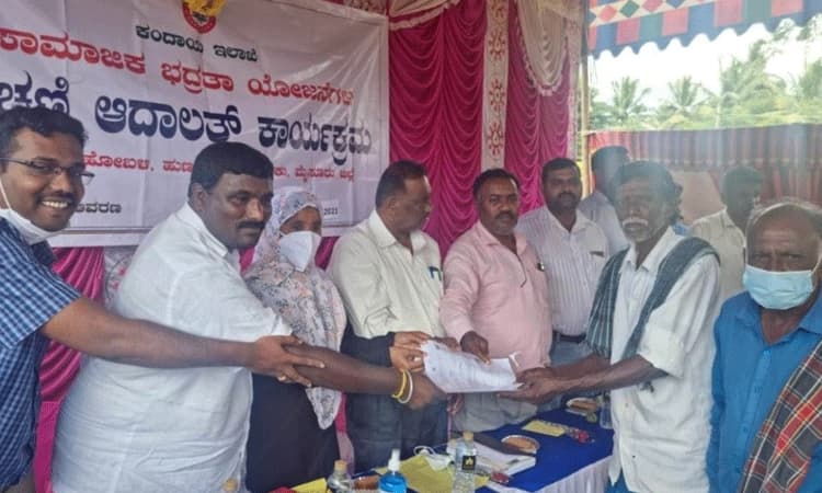 ಸ್ಥಳದಲ್ಲೇ 102 ಮಂದಿಗೆ ಪಿಂಚಣಿ ಆದೇಶ ಪತ್ರ ವಿತರಣೆ