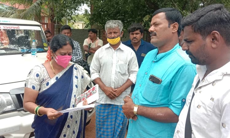 ಅತಿ ವೇಗ ಮತ್ತು ಅವೈಜ್ಞಾನಿಕ ಚಾಲನೆ: ಕ್ರಷರ್ ಲಾರಿ ತಡೆದು ಸಾರಿಗೆ ಇಲಾಖೆ ವಿರುದ್ದ ಆಕ್ರೋಶ.