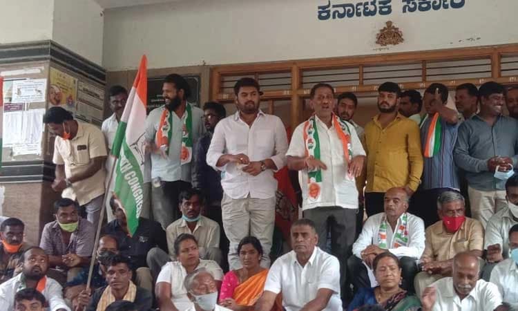 ಪ್ರಿಯಾಂಕ ಗಾಂಧಿ ಬಂಧನ ಖಂಡಿಸಿ ತಾಲೂಕು ಕಚೇರಿ ಮುಂದೆ ಕಾಂಗ್ರೆಸ್ ಕಾರ್ಯಕರ್ತರ ಪ್ರತಿಭಟನೆ
