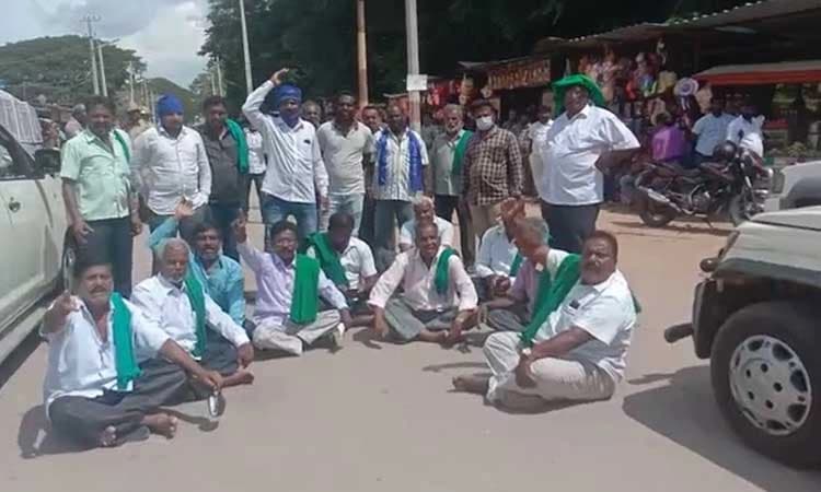 ಶ್ರೀರಂಗಪಟ್ಟಣ: ರೈತರ ಹೈಡ್ರಾಮ, ಸಚಿವ ಅಶೋಕ್ ಕಾರಿಗೆ ಅಡ್ಡ ಮಲಗಿ ರೈತರ ಪ್ರತಿಭಟನೆ