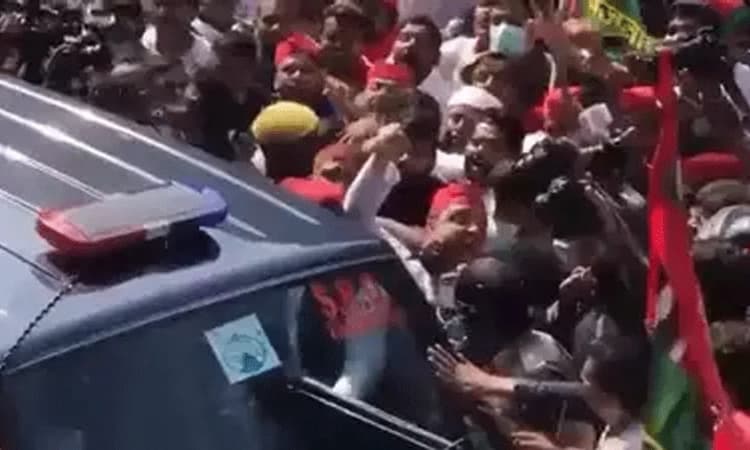 ಲಖೀಂಪುರ ಹಿಂಸಾಚಾರ: ಪ್ರತಿಭಟನೆ ತೀವ್ರ ಸ್ವರೂಪಕ್ಕೆ; ಅಖಿಲೇಶ್ ವಶಕ್ಕೆ