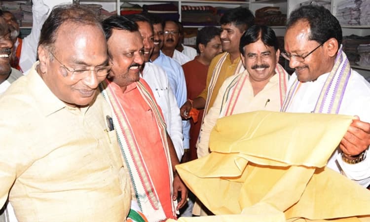 ಮಾರಾಟ ಮಳಿಗೆಗೆ ಖುದ್ದು ತೆರಳಿ, ಖಾದಿ ಬಟ್ಟೆ ಖರೀದಿಸಿದ ಸಚಿವ ಪ್ರಭು ಚವ್ಹಾಣ್