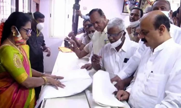 ಖಾದಿ ಮಳಿಗೆಯಲ್ಲಿ ಪತ್ನಿಗಾಗಿ ಸೀರೆ ಖರೀದಿ ಮಾಡಿದ ಸಿಎಂ ಬಸವರಾಜ ಬೊಮ್ಮಾಯಿ