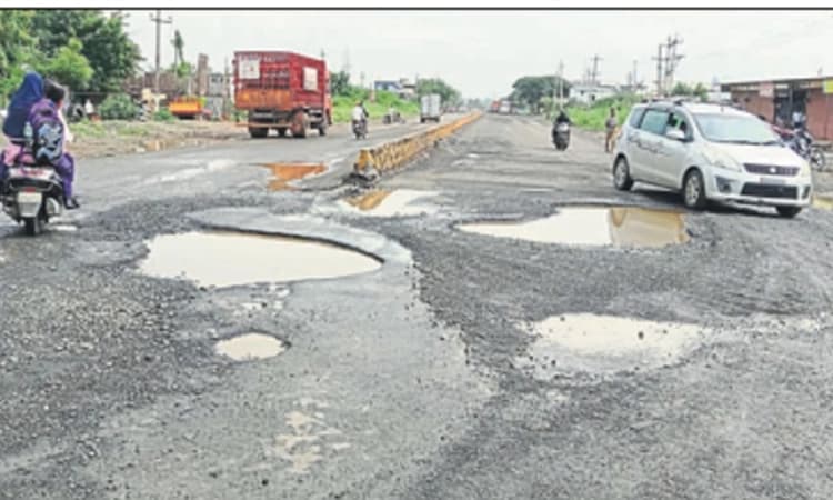 ಹದಗೆಟ್ಟ ರಸ್ತೆಗಳಲ್ಲಿ ಸಂಕಟಮಯ ಪಯಣ