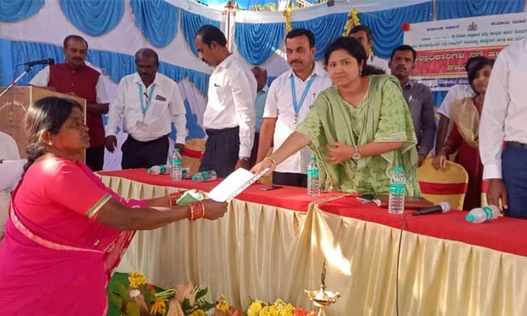 ಕೊರಟಗೆರೆ : ಜನಮನ್ನಣೆ ಗಳಿಸಿದ ಡಿಸಿ ನಡೆ ಹಳ್ಳಿ ಕಡೆ ಕಾರ್ಯಕ್ರಮ