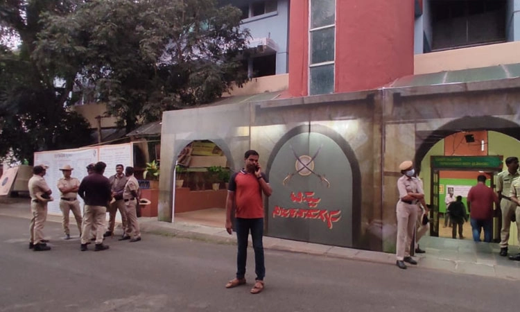 ಟಿಪ್ಪು ಸಂಬಂಧಿತ ನಾಟಕವನ್ನು ನಿನ್ನೆ ವಿರೋಧಿಸಿ ಇಂದು ನಾಟಕ ನೋಡಲು ಬಂದ ಬಸವಲಿಂಗಯ್ಯ: ಪೊಲೀಸರಿಂದ ಪ್ರವೇಶಕ್ಕೆ ತಡೆ   