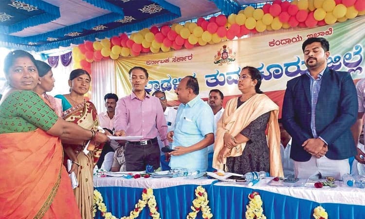 ಪವತಿ ಖಾತೆ ಕೆಲಸ ಆಂದೋಲನವಾಗಲಿ: ಡೀಸಿ