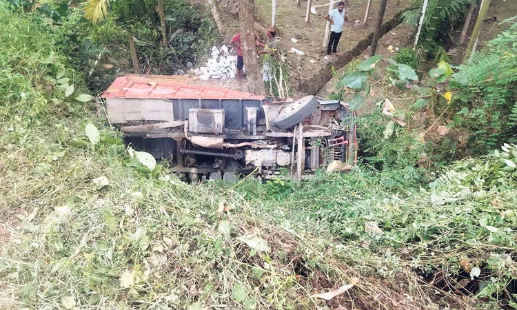ಬಂಟ್ವಾಳ: ಹೊಂಡಕ್ಕೆ ಉರುಳಿದ ಲಾರಿ; ಮೂವರಿಗೆ ಗಾಯ