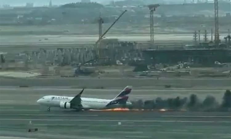 ಭೀಕರ ಅವಘಡ : ಪೆರುವಿನಲ್ಲಿ ಅಗ್ನಿಶಾಮಕ ಟ್ರಕ್‌ಗೆ ಢಿಕ್ಕಿ ಹೊಡೆದ ವಿಮಾನ