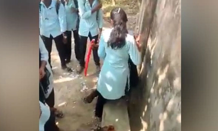 ಕಾಲೇಜು ಮೈದಾನದಲ್ಲಿ ವಿದ್ಯಾರ್ಥಿನಿಗೆ ಬಲವಂತದ ಕಿಸ್: ಐವರ ಬಂಧನ