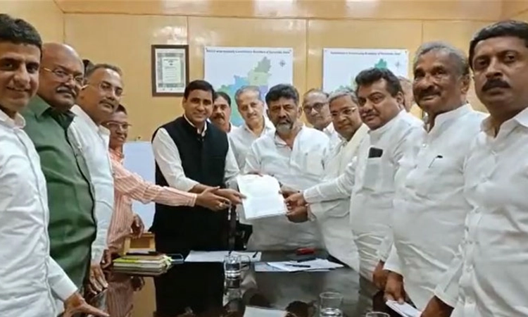 ‘ಆ ಗಂಡು ಸಚಿವರಿಗೆ ಚಿಲುಮೆ ಜತೆಗಿರುವ ನಂಟೇನು?: ಚುನಾವಣಾ ಆಯೋಗಕ್ಕೆ ಕಾಂಗ್ರೆಸ್ ದೂರು