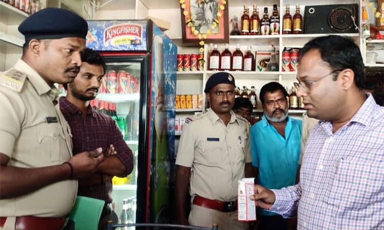 ಬೆಳಗಾವಿ: ಬಾರ್ ಗೆ ನುಗ್ಗಿ ಬಾಗಿಲು ಬಂದ್ ಮಾಡಿಸಿದ ಜಿಲ್ಲಾಧಿಕಾರಿ