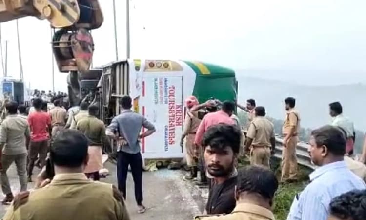 ಶಬರಿಮಲೆಗೆ ಹೊರಟಿದ್ದ ಯಾತ್ರಾರ್ಥಿಗಳ ಬಸ್ ಪಲ್ಟಿ: 18 ಮಂದಿಗೆ ಗಾಯ, ಮೂವರ ಸ್ಥಿತಿ ಗಂಭೀರ