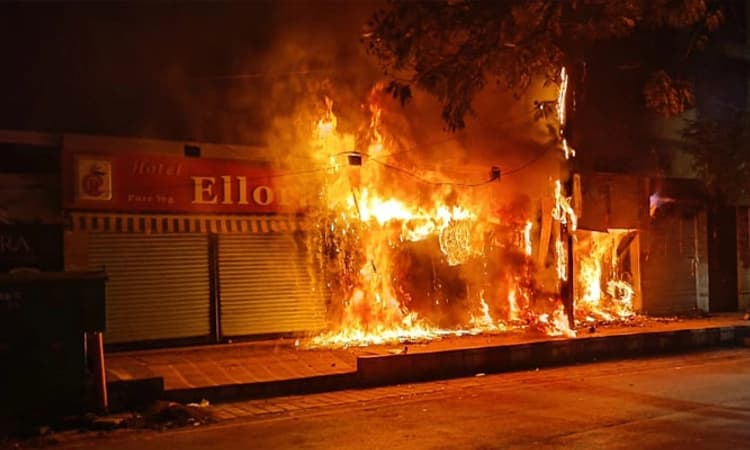 ಹುಬ್ಬಳ್ಳಿಯಲ್ಲಿ ಅಗ್ನಿ ಅವಘಡ: ಹೊತ್ತಿ ಉರಿದ ಹೋಟೆಲ್, ಎಟಿಎಂ ಕೇಂದ್ರ