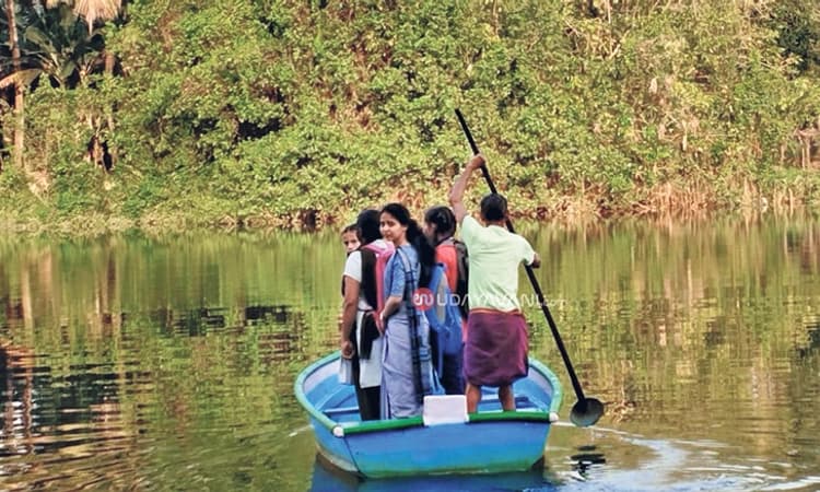 ದೋಣಿಯಲ್ಲೇ ಸಾಗುತ್ತಿದೆ “ಕುರು ಕುದ್ರು’ ವಾಸಿಗಳ ಬದುಕು… ನದಿ ದಾಟಲು ದೋಣಿಯೇ ಆಸರೆ