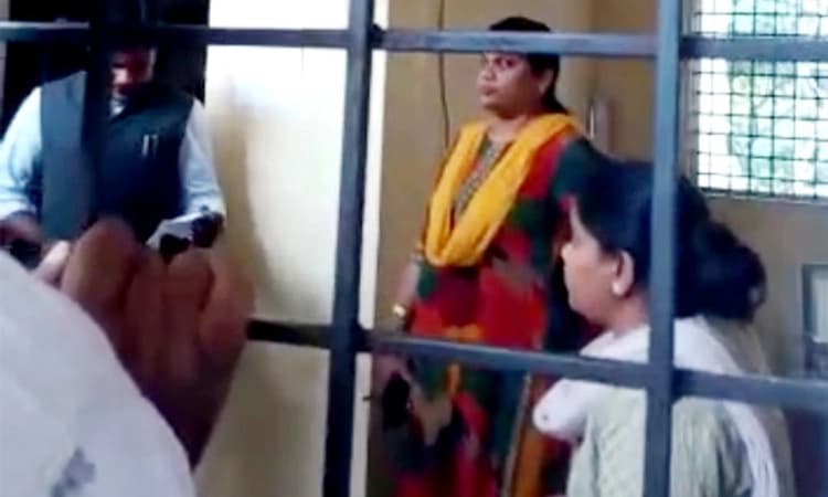 ಸಾಮಾನ್ಯಳಂತೆ ತಾಲೂಕು ಕಚೇರಿಗೆ ಆಗಮಿಸಿದ ಉಪವಿಭಾಗಾಧಿಕಾರಿ!